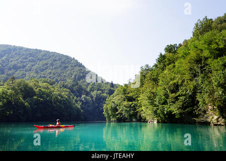 Frau Kajakfahren auf Türkis Fluss Soca, Die meisten na Soci, Slowenien. Stockfoto