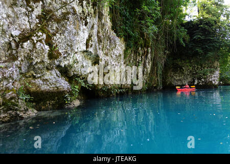 Frau Kajak unter Felsen am Fluss Soca, Die meisten na Soci. Stockfoto