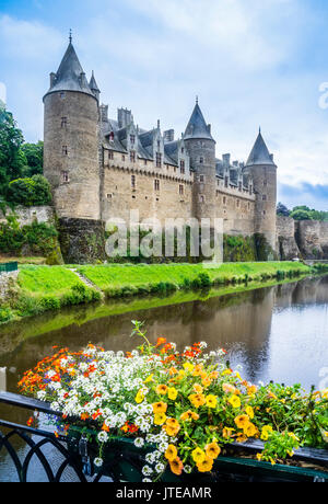 Frankreich, Bretagne, Morbihan, Blick auf Jossilin Schloss (Schloss von Josselin) über den Fluss Oust Stockfoto