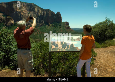 Kaukasisches Senior Paar (60-70) in Kolob Canyons im Zion National Park Springdale, Utah USA. Kaukasischer Mann, der fotografiert, während das Weibchen Informationen liest. Stockfoto