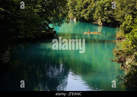 Mutter und Sohn Kajakfahren in Gelb und Kajak auf einem ruhigen Fluss in ruhiger Atmosphäre auf dem Fluss Soca, Die meisten na Soci, Slowenien. Stockfoto