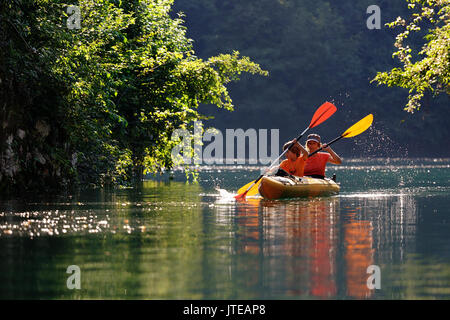 Mutter und Sohn Kajak in einem gelben Kajak auf dem Fluss, die meisten na Soci, Slowenien. Stockfoto