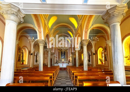 Schöne Kirche Innenraum in Montevideo in der Insel Syros, Griechenland. Es gibt viele katholische und orthodoxe Kirchen in Montevideo mit schöner Einrichtung. Stockfoto