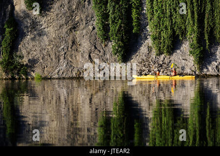 Mutter und Sohn Kajakfahren in gelb Kajak auf den meisten na Soci, Slowenien. Stockfoto