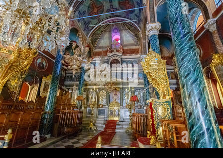 Schöne Kirche Innenraum in Montevideo in der Insel Syros, Griechenland. Es gibt viele katholische und orthodoxe Kirchen in Montevideo mit schöner Einrichtung. Stockfoto