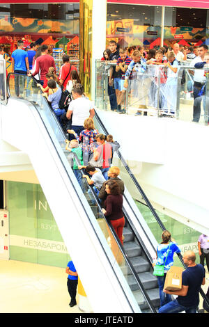 Menschen auf der Rolltreppe im Supermarkt in Tschernigow Stockfoto