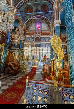 Schöne Kirche Innenraum in Montevideo in der Insel Syros, Griechenland. Es gibt viele katholische und orthodoxe Kirchen in Montevideo mit schöner Einrichtung. Stockfoto