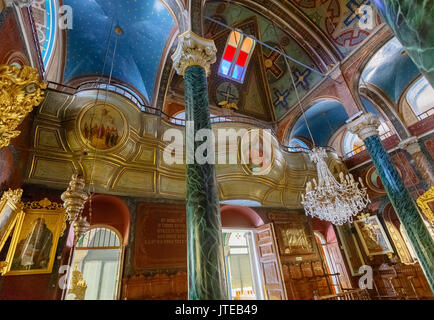 Schöne Kirche Innenraum in Montevideo in der Insel Syros, Griechenland. Es gibt viele katholische und orthodoxe Kirchen in Montevideo mit schöner Einrichtung. Stockfoto