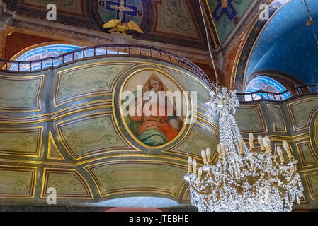 Schöne Kirche Innenraum in Montevideo in der Insel Syros, Griechenland. Es gibt viele katholische und orthodoxe Kirchen in Montevideo mit schöner Einrichtung. Stockfoto