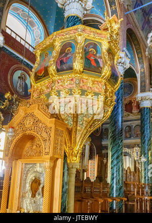 Schöne Kirche Innenraum in Montevideo in der Insel Syros, Griechenland. Es gibt viele katholische und orthodoxe Kirchen in Montevideo mit schöner Einrichtung. Stockfoto