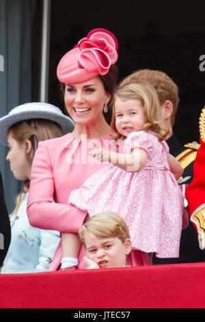 Herzogin von Cambridge trägt Prinzessin Charlotte während Prince George sieht die Nase warten auf Ebenen in der traditionellen Flypast, die Farbe. Stockfoto