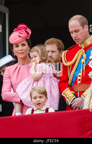 Die britische Königsfamilie Erscheinen auf dem Balkon des Buckingham Palace, London, die für die traditionellen Fliegen Vergangenheit, nach der die Farbe Zeremonie Stockfoto