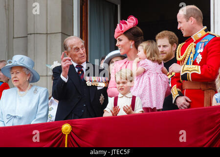 Die britische Königsfamilie Erscheinen auf dem Balkon des Buckingham Palace, London, die für die traditionellen Fliegen Vergangenheit, nach der die Farbe Zeremonie Stockfoto