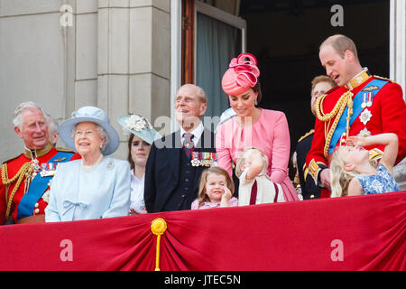 Die britische Königsfamilie Erscheinen auf dem Balkon des Buckingham Palace, London, die für die traditionellen Fliegen Vergangenheit, nach der die Farbe Zeremonie Stockfoto