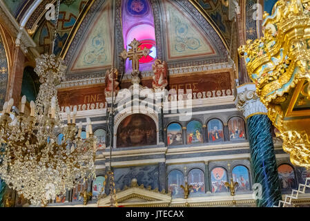 Schöne Kirche Innenraum in Montevideo in der Insel Syros, Griechenland. Es gibt viele katholische und orthodoxe Kirchen in Montevideo mit schöner Einrichtung. Stockfoto