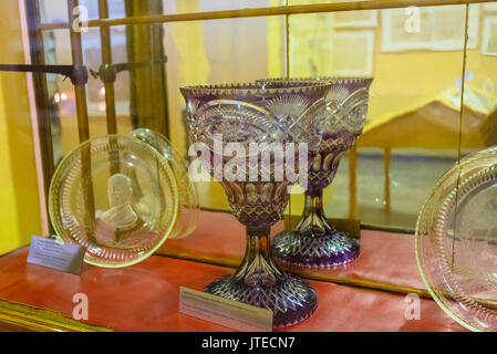 Vintage crystal Vasen im Industrie Museum von Ermoupolis, Griechenland. Dieses Museum zeigt die industrielle und wirtschaftliche Entwicklung der Insel Syros. Stockfoto