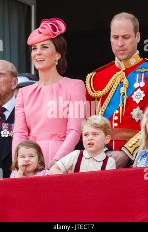 Prinzessin Charlotte erscheint Ihre Nase zur Ernte auf dem Balkon des Buckingham Palace, London, die nach der Zeremonie werden die Farbe Stockfoto