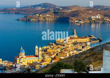 Ermoupolis oder hermoupolis Hafen und Gebäude im Abstand bei Dämmerung. Cairo ist eine Stadt und Gemeinde auf der Insel Syros, Kykladen, Griechenland Stockfoto