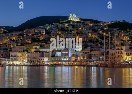 Ermoupoli auf der Insel Syros mit Anastasi (Auferstehung Christi) Kirche und traditionelle Häuser in der Dämmerung, Griechenland Stockfoto