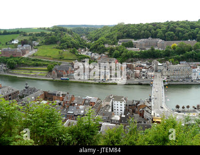 Die Saxbridge und schöne Stadtbild von Zitadelle von Dinant, Region Wallonien, Belgien gesehen Stockfoto