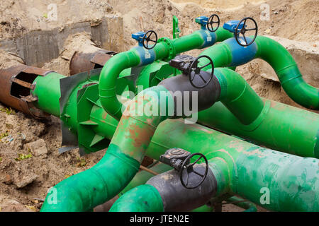 Geplante Reparaturen von kommunalen Schläuche. Ein Knoten mit Ventilen. Stockfoto