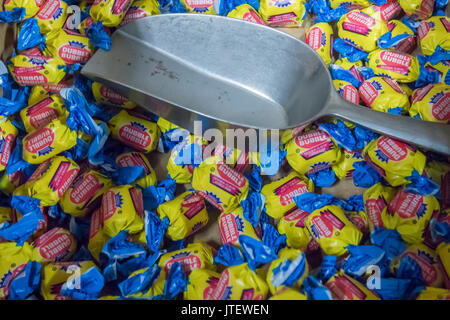 Orrtanna, PA, USA - August 8, 2017: Dubble Bubble vintage Kaugummi in bin mit Schaufel. Stockfoto