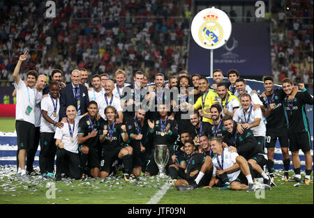 Real Madrid Spieler und Trainerstab feiern gewann den UEFA Super Cup am Philipp II Arena, Skopje, Mazedonien. Stockfoto