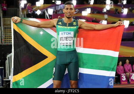 Südafrikas Wayde Van Niekerk feiert den Gewinn der Goldmedaille im 400 m-Finale bei Tag fünf der Leichtathletik-WM 2017 auf der Londoner Stadion. Stockfoto