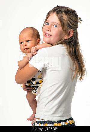 Studio-Porträt der 7-jährige Mädchen halten 7 Wochen altes baby Stockfoto