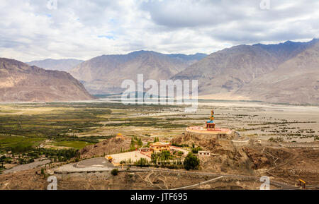 Blick auf Nubra Tal und Maitreya Buddha Statue aus diskit Kloster in Kaschmir, Indien Stockfoto