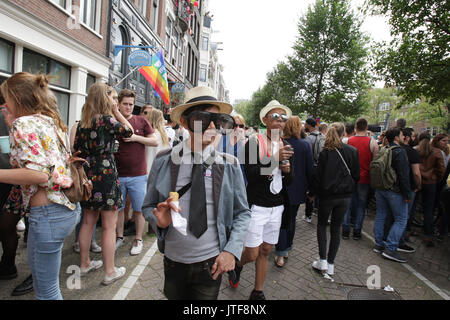 Die Menschen auf der Straße in der Prinsengracht in Amsterdam Canal Parade während Amsterdam Gay Pride am 5. August 2017 in Amsterdam Stockfoto