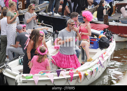 Die Nachtschwärmer auf dem Schiff in der Prinsengracht Kanal an der Gracht in Amsterdam In Amsterdam Gay Pride Parade am 5. August 2017 in Amsterdam Stockfoto