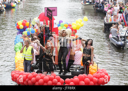 Die Nachtschwärmer auf dem Schiff in der Prinsengracht Kanal an der Gracht in Amsterdam In Amsterdam Gay Pride Parade am 5. August 2017 in Amsterdam Stockfoto