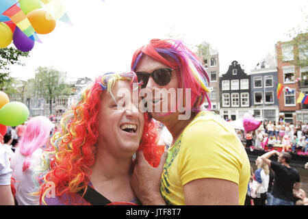 Die Nachtschwärmer auf dem Schiff in der Prinsengracht Kanal an der Gracht in Amsterdam In Amsterdam Gay Pride Parade am 5. August 2017 in Amsterdam Stockfoto