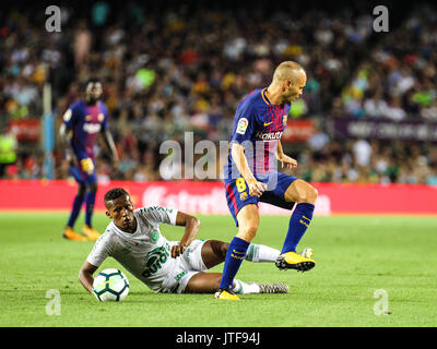 Andrés Iniesta mit dem Ball hinter ihm. 52. Joan Gamper Trophäe zwischen dem FC Barcelona und Chapecoense aus Brasilien. Barça gewann mit 5-0 Tore durch Stockfoto