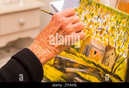 Ältere Frau Malerei, Nahaufnahme der Hand Stockfoto