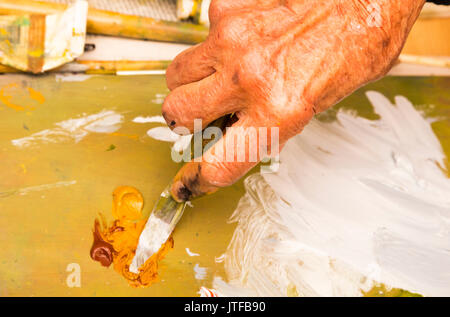 Ältere Frau Mischen von Ölfarben mit Spatel, Nahaufnahme der Hand Stockfoto