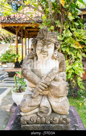 Balinesische Stein Skulptur eines Musiker in den Königlichen Palast, Singaraja, Bali, Indonesien Stockfoto