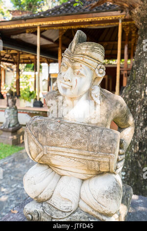 Balinesische Stein Skulptur eines Musiker in den Königlichen Palast, Singaraja, Bali, Indonesien Stockfoto