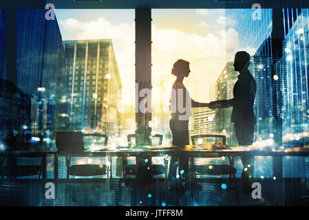 Handshake von zwei Vertreter im Amt Konzept der Partnerschaft und Zusammenarbeit. Stockfoto