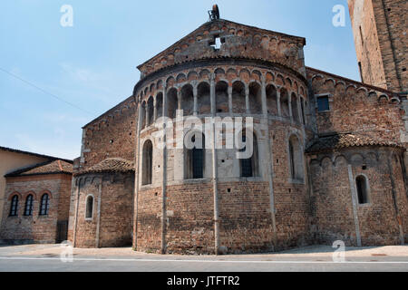Rivolta d'Adda (Cremona, Lombardei, Italien): Fassade von San Sigismondo Kirche, aus dem 11. Jahrhundert Stockfoto