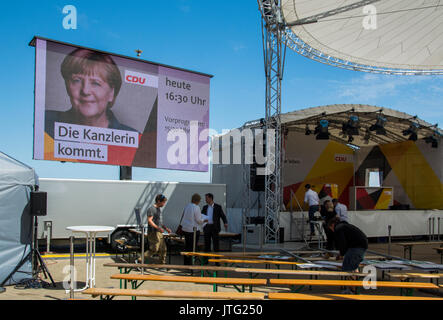 Vorbereitungen für die Bundeskanzlerin Angela Merkel in den Badeort Heiligenhafen, Holstein, Deutschland, im Juli 2017 zu sprechen.