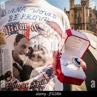 Eine königliche Fan vor der Westminster Abbey in London zeigt eine Replik von Kate Middleton's Engagement Ring zwei Tage vor der königlichen Hochzeit. Stockfoto