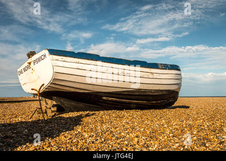 Historische hölzerne Fischerboote sitzen im Sommer Sonne auf der Kiesstrand in Aldeburgh an der Küste von Suffolk in Großbritannien. Stockfoto