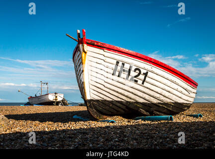 Historische hölzerne Fischerboote sitzen im Sommer Sonne auf der Kiesstrand in Aldeburgh an der Küste von Suffolk in Großbritannien. Stockfoto