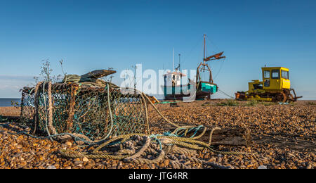 Ein fischtrawler und Krabben oder Hummer Käfigen sitzen auf einem Kieselstrand in Aldeburgh in Suffolk UK, wartet im Sommer Sonne für die nächste Flut. Stockfoto