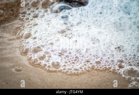 Blasen und Schaum auf der Wasseroberfläche Stockfoto