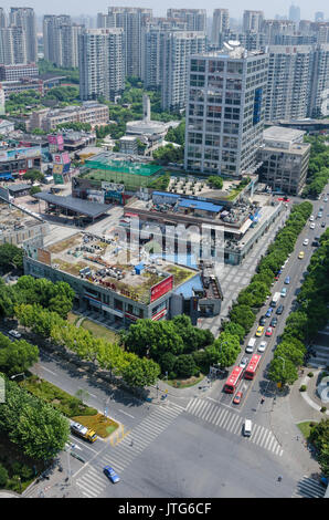 Blick auf die Skyline von Shanghai suchen Form der Spitze eines Mehrfamilienhauses. Stockfoto