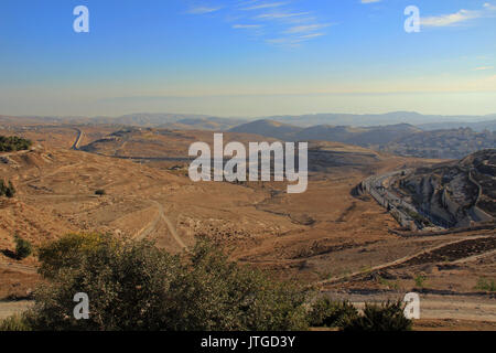 Judäische Wüste Wüste ab Mt gesehen. Scopus in Jerusalem, Israel mit Rauchigen dunstige Berge und Gebäude im Hintergrund, Stockfoto