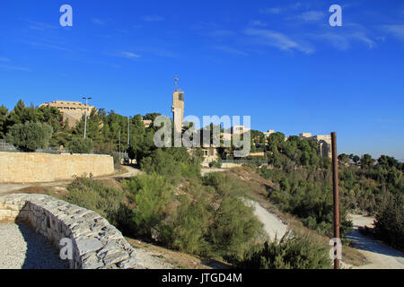 Der Hebräischen Universität in Jerusalem auf dem Mt. Scopus mit Blick auf den Garten Gethsemane und der Judäischen Wüste mit Kopie Raum, Stockfoto